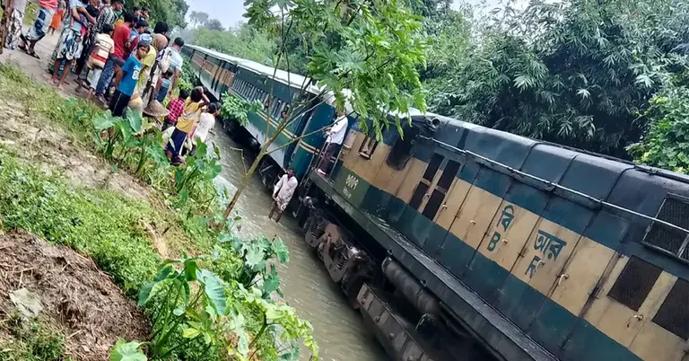 রেললাইনে পানি থাকায় আটকে আছে ট্রেন